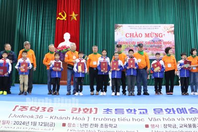 Đoàn cựu học sinh của Hàn Quốc tham quan, giao lưu văn hóa với Trường Tiểu học Khánh Hòa