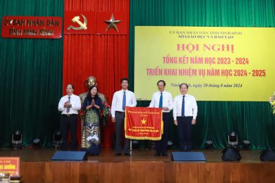Sở Giáo dục và Đào tạo tỉnh Ninh Bình nhận Cờ thi đua của Chính phủ